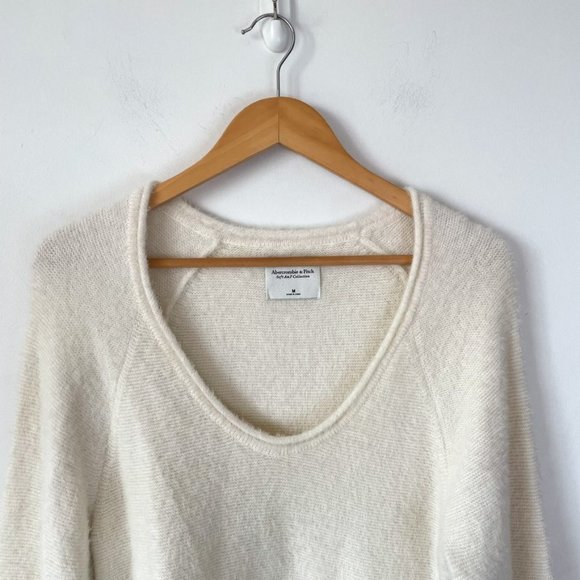 Abercrombie Eyelash Soft  Cozy V-Neck Slouchy Sweater White Sz Medium - Picture 7 of 11